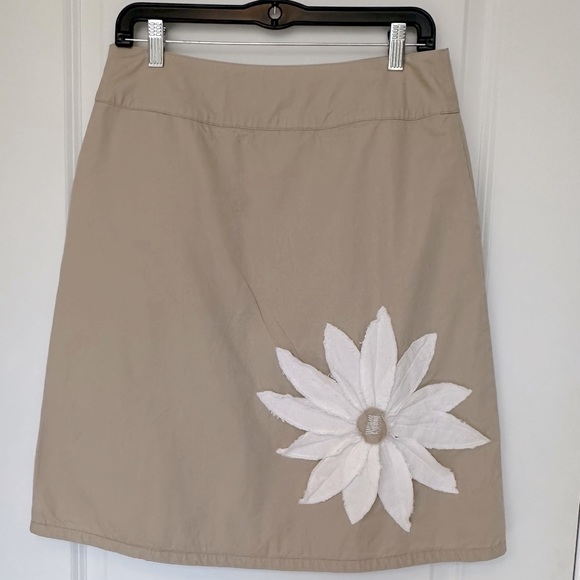Boden Women Fun Skirt Tan Large White Flowers Appliqué A-Line Sz 10 Cotton Lined - Picture 2 of 3